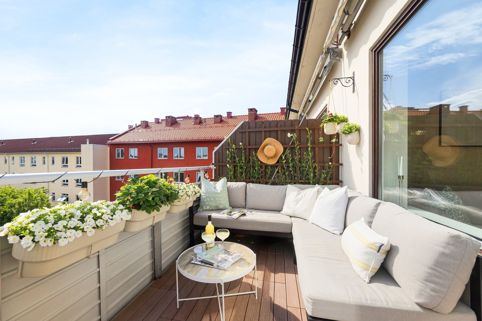 Med sine 8m² gir balkongen gode møbleringsmuligheter for både utelounge, grill og frodig beplantning. Galleribilde