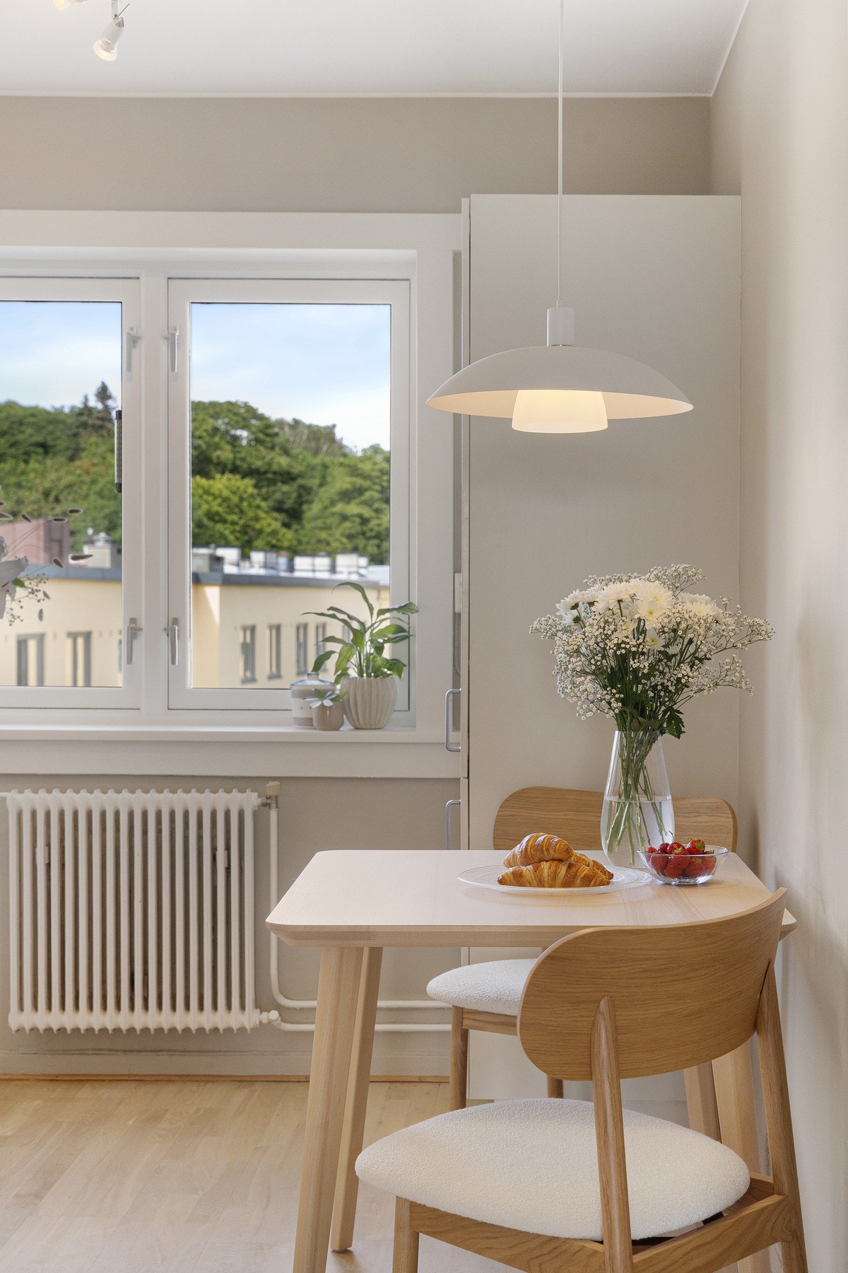 Her får du plass til en hyggelig spisekrok ved vinduet, som egner seg godt for hverdagsmåltider. Galleribilde