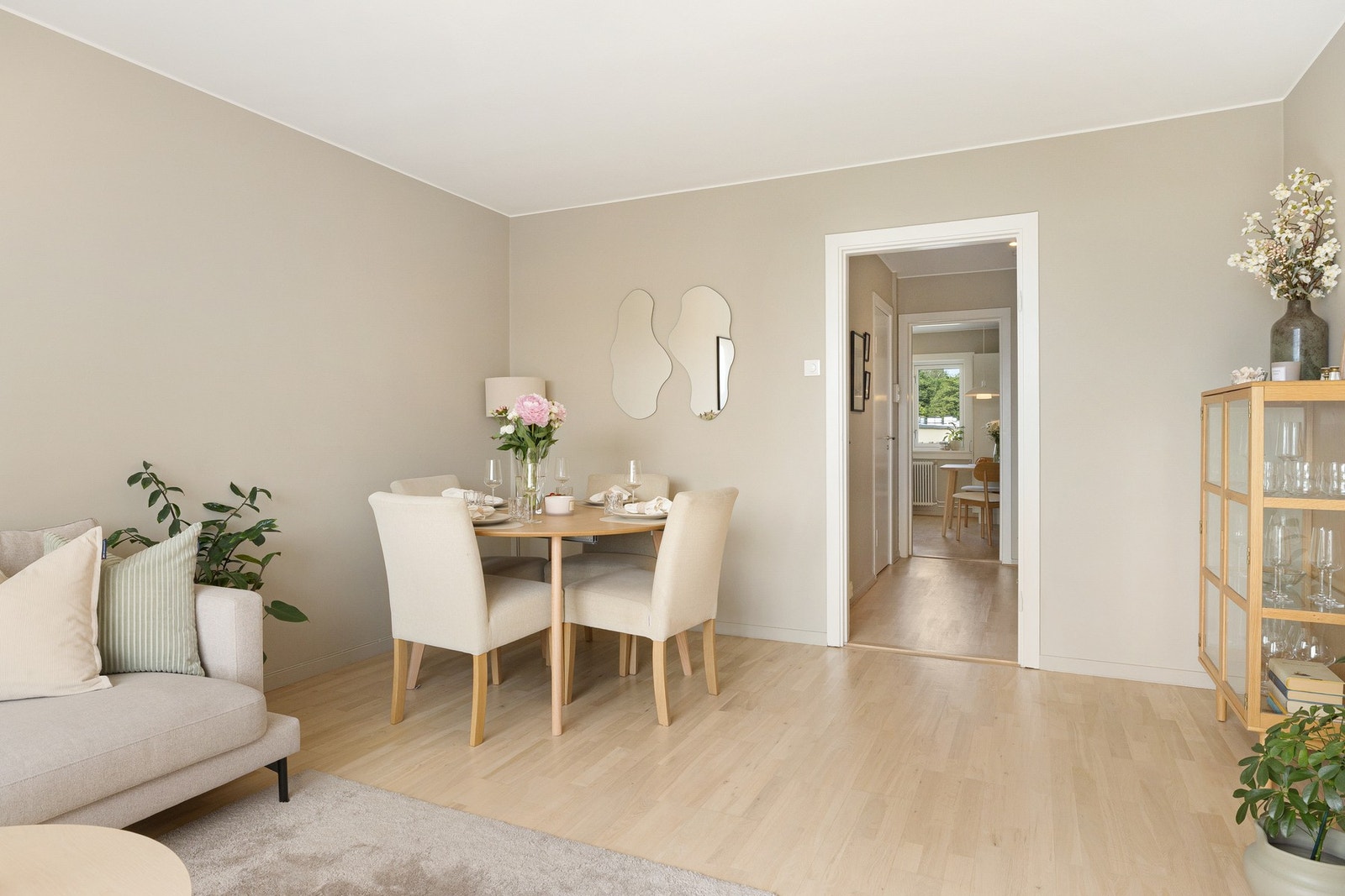 Spisebordet har en naturlig plassering i motsatt ende av vindusrekken, med god plass til å samle venner og familie til hyggelige måltider og sosiale sammenkomster. Galleribilde