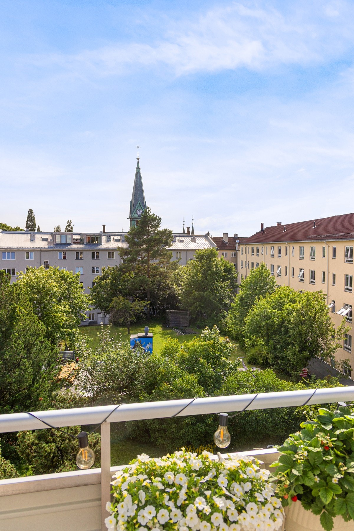 Fra balkongen har man et frodig og idyllisk utsyn over bakhagen, med vakker sikt mot Sagene kirke i bakgrunnen. Galleribilde
