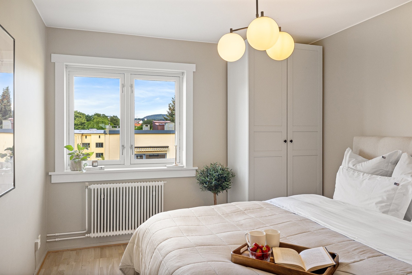 Under vinduet er det montert radiator tilkoblet boligens vannbårne varmesystem, noe som gir en jevn og behagelig oppvarming. Galleribilde