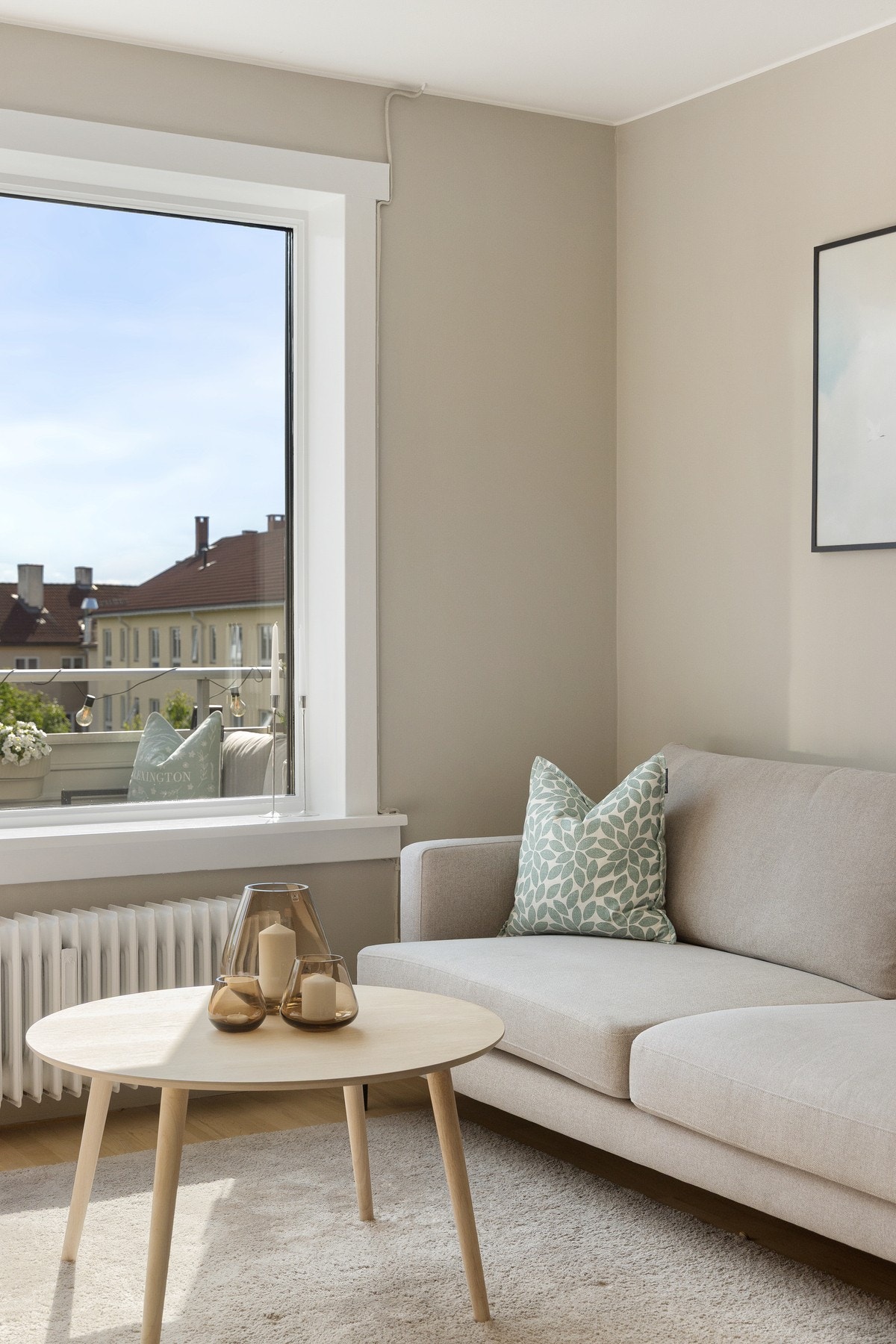 Stuens vegger er malt i en varm, lys beige tone som gir rommet et lunt og moderne uttrykk, samtidig som fargen reflekterer dagslyset på en behagelig måte. Galleribilde