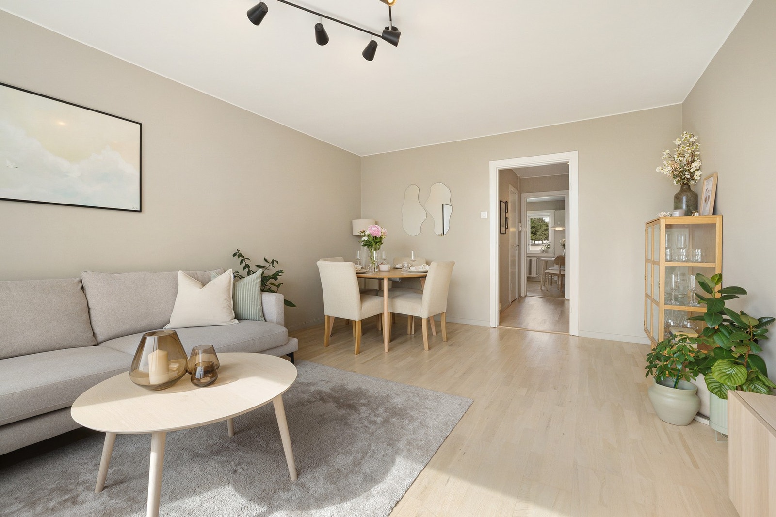 Stuen har en god planløsning som gjør det naturlig å dele rommet inn i to soner. Galleribilde