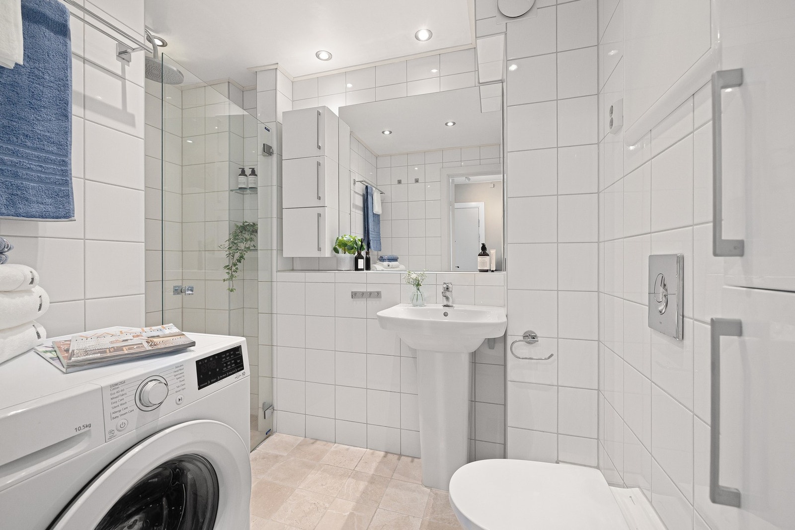 Badet fremstår som lyst og funksjonelt, oppført i 2008 med en tidløs og praktisk utførelse. Galleribilde