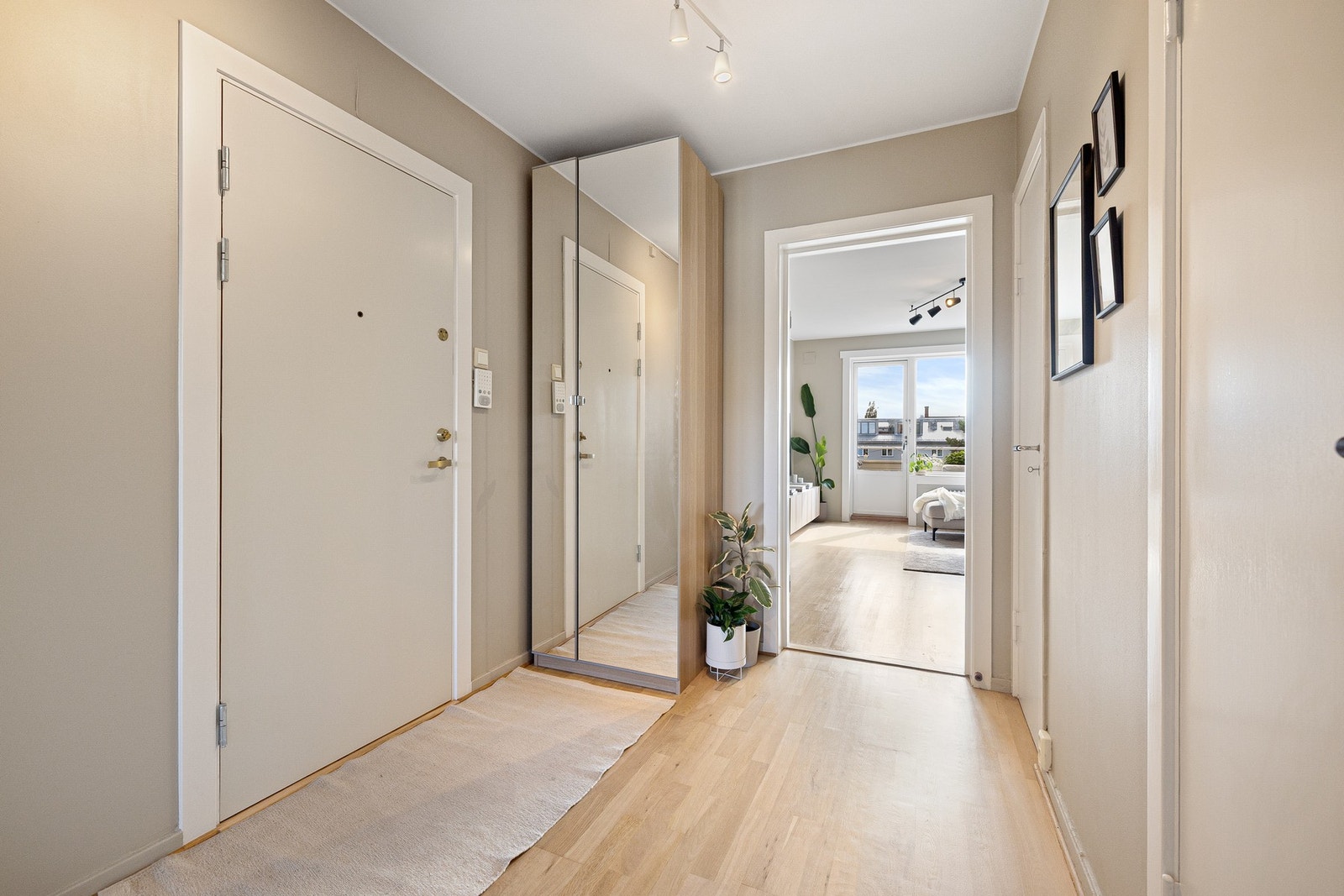 Entréen gir et lyst og innbydende førsteinntrykk av boligen, samt at arealet er praktisk utformet. Galleribilde