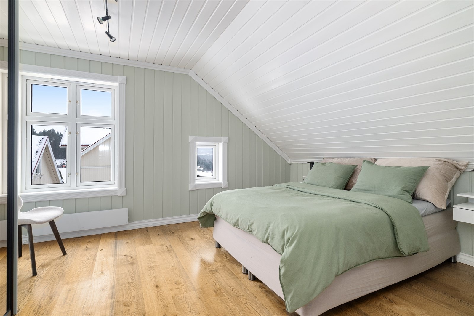 Boligen har fire soverom, alle beliggende i 2. etasje. Hovedsoverommet er av god størrelse, med god plass til dobbeltseng. Galleribilde