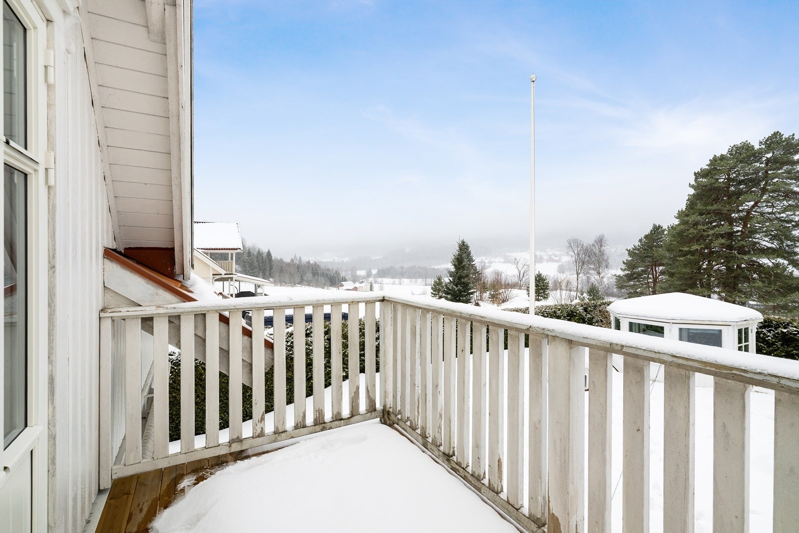 Fra soverommet er det utgang til en romslig balkong. Balkongen ligger høyt og fritt til mot vest, med gode solforhold og flott utsikt! Galleribilde