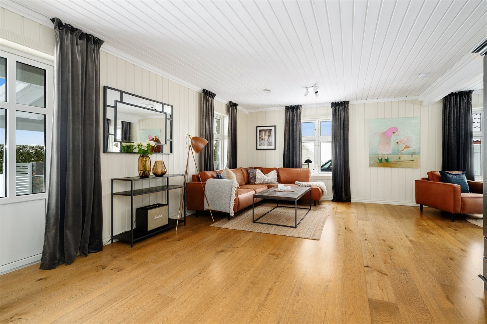 Solid og velholdt familiebolig. Boligen innehar en god planløsning over to etasjer, og har opp gjennom årene blitt jevnlig og godt vedlikeholdt. Galleribilde