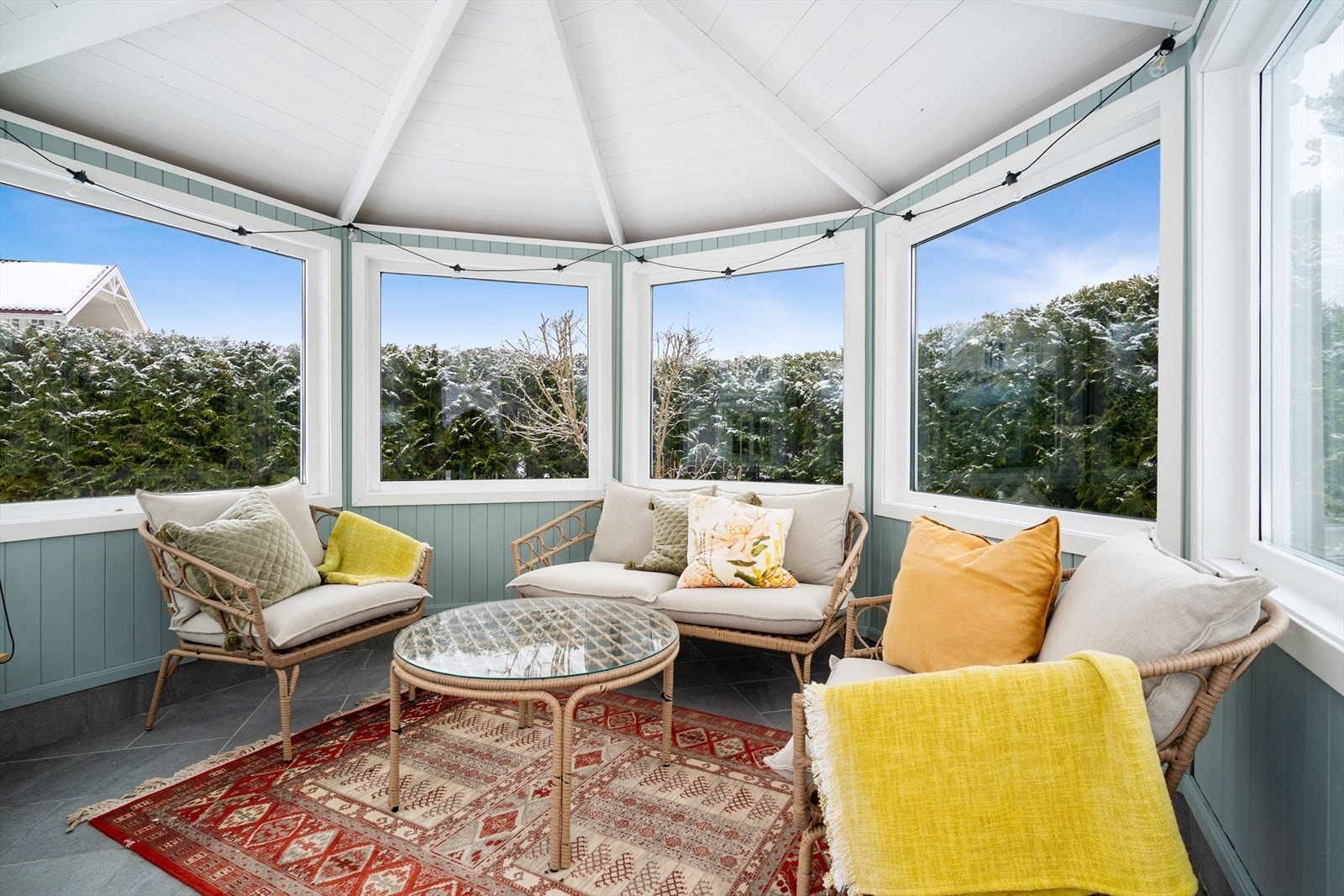 I hagen er det oppført et frittstående lysthus som egeninnsats i 2014. Lysthuset har flislagt gulv og fin plass til møblement. Galleribilde