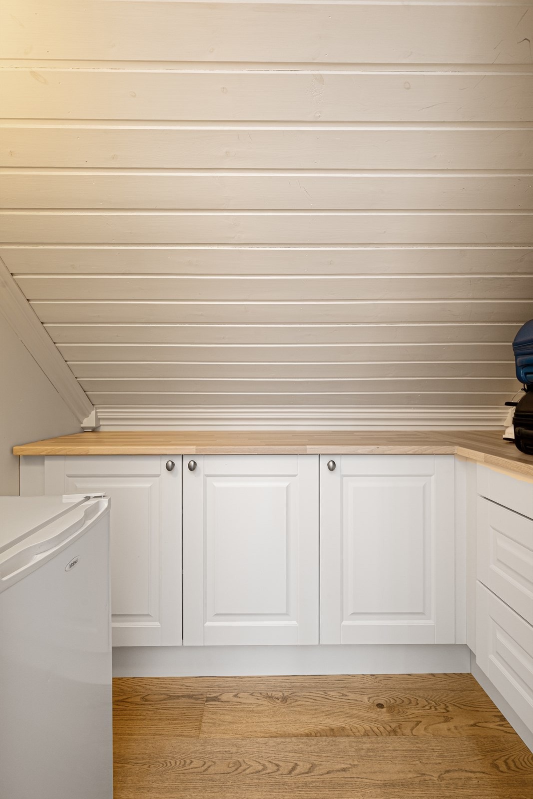 Romslig bod i 2. etasje med plassbygd innredning "walk in closet". Galleribilde