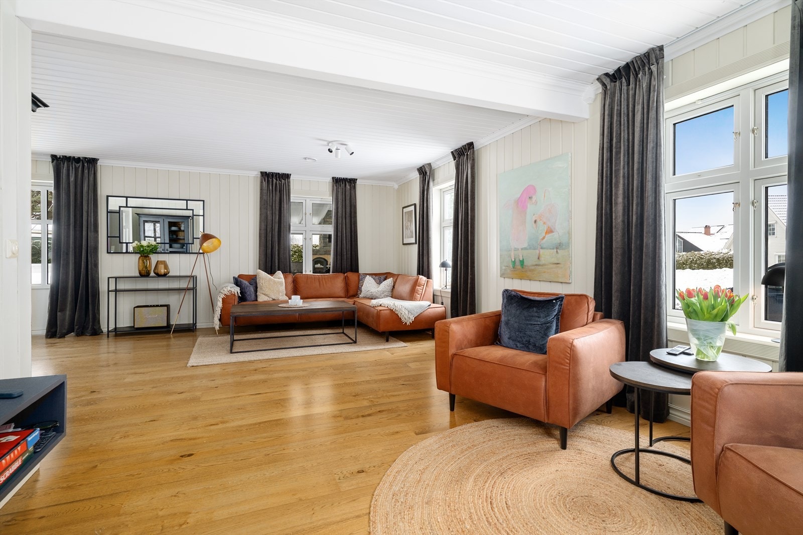 Stuevinduene slipper inn godt med naturlig lys, og romløsningen skaper fine soner for møblering. God plass til sofagruppe og spisestue. Galleribilde