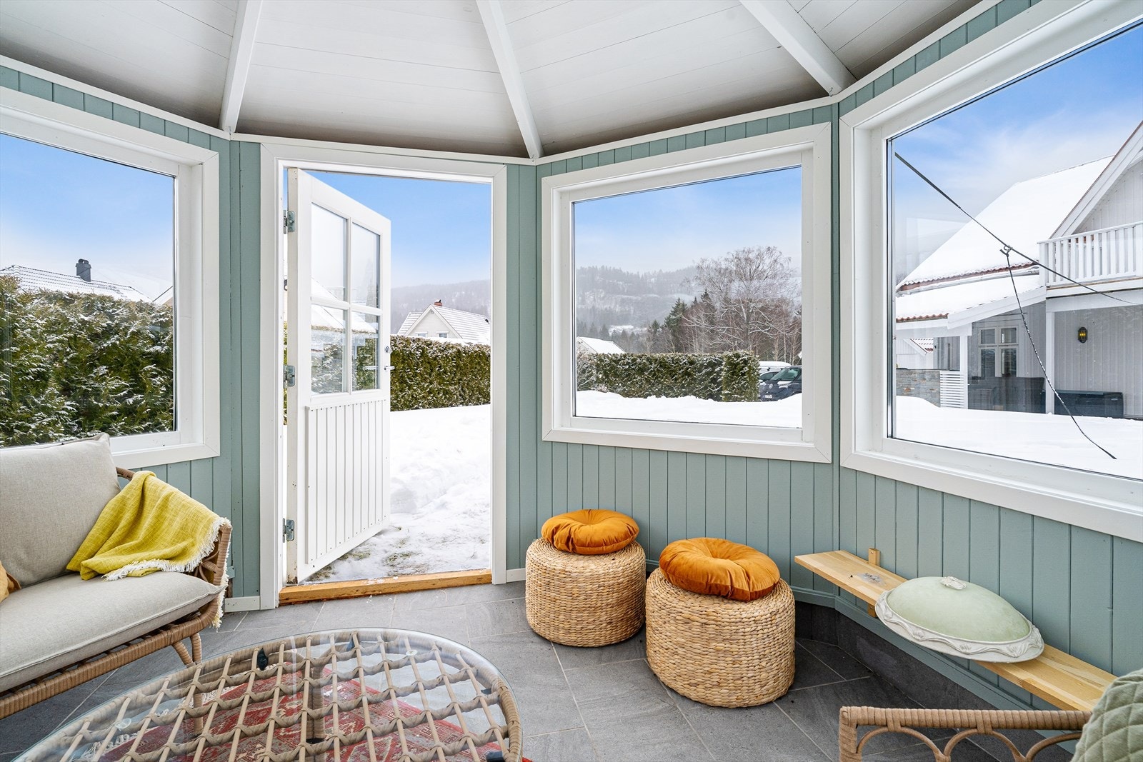 Isolerte vegger og vindusglass i 2-lags isolerglass. Takkonstruksjonen er ikke isolert. Galleribilde