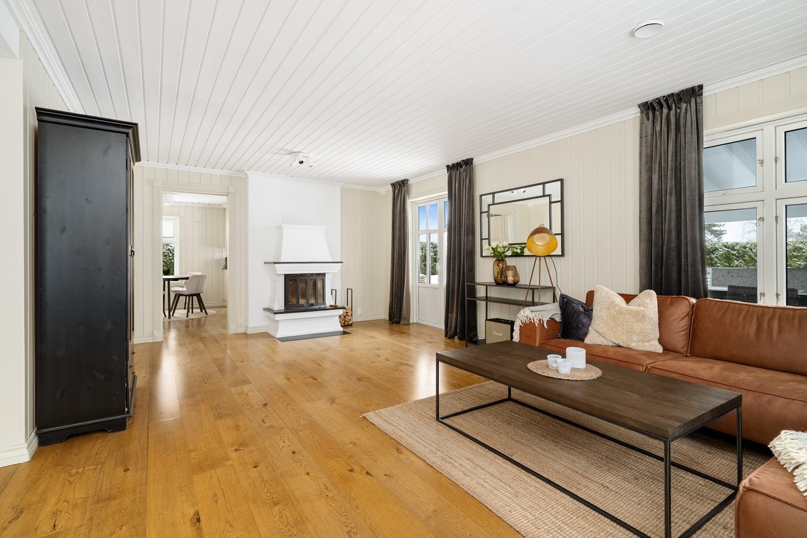 I stuen er det etablert peis med peisinnsats som sørger for lun og behagelig varme, og bidrar samtidig som et stemningsfullt blikkfang i rommet. Galleribilde