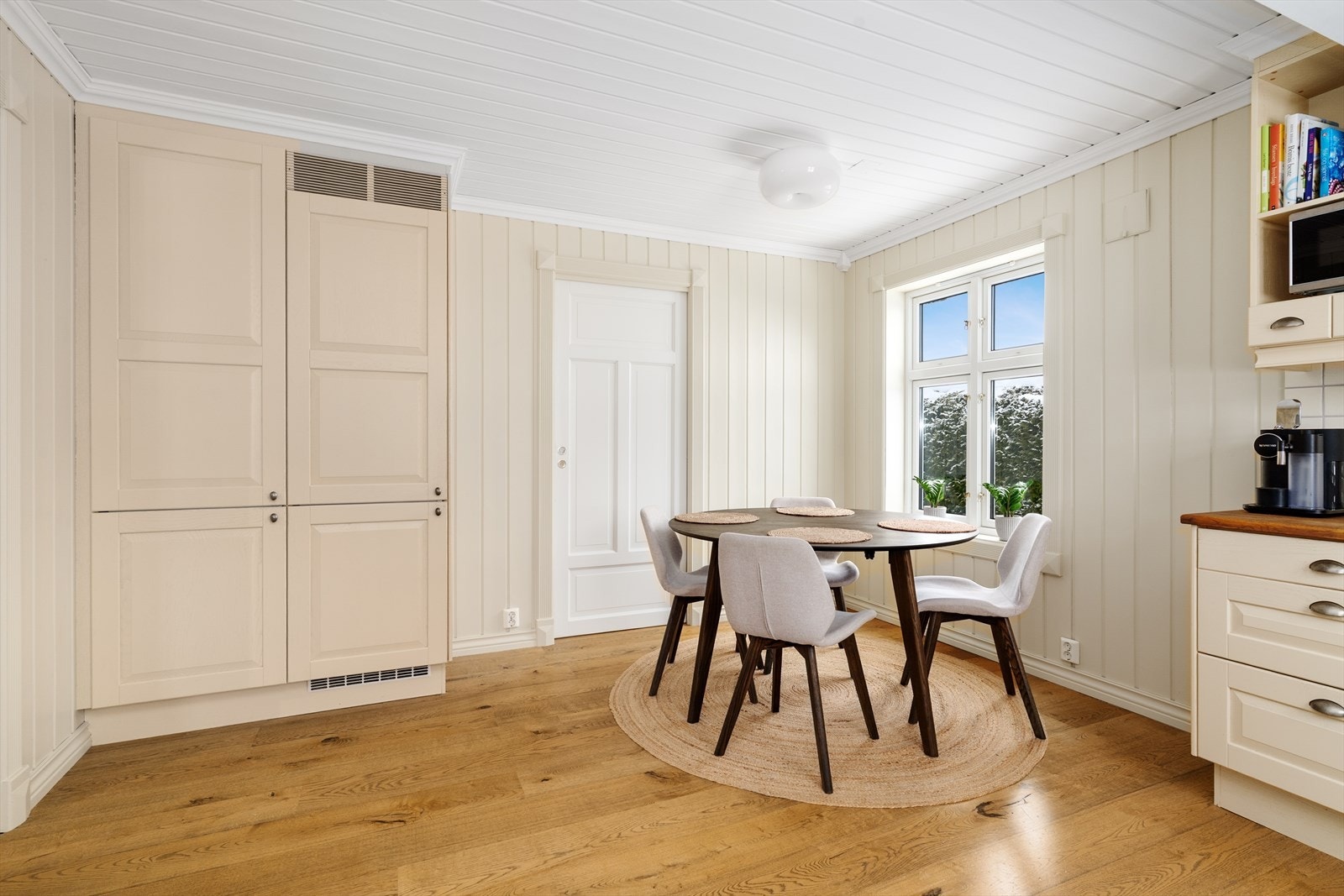 Overflater i boligen består hovedsakelig av parkett på gulv og malt trepanel på vegger, samt malt trepanel i tak. Enkelte rom med flislagte gulv. Galleribilde