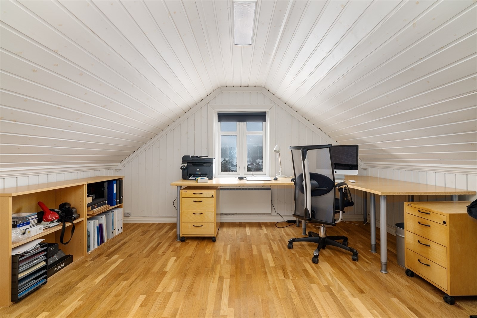 Garasjen er innredet med gang, kontor og to boder i 2. etasje. Bruksendringen er ikke søkt om eller godkjent av kommunen. Galleribilde