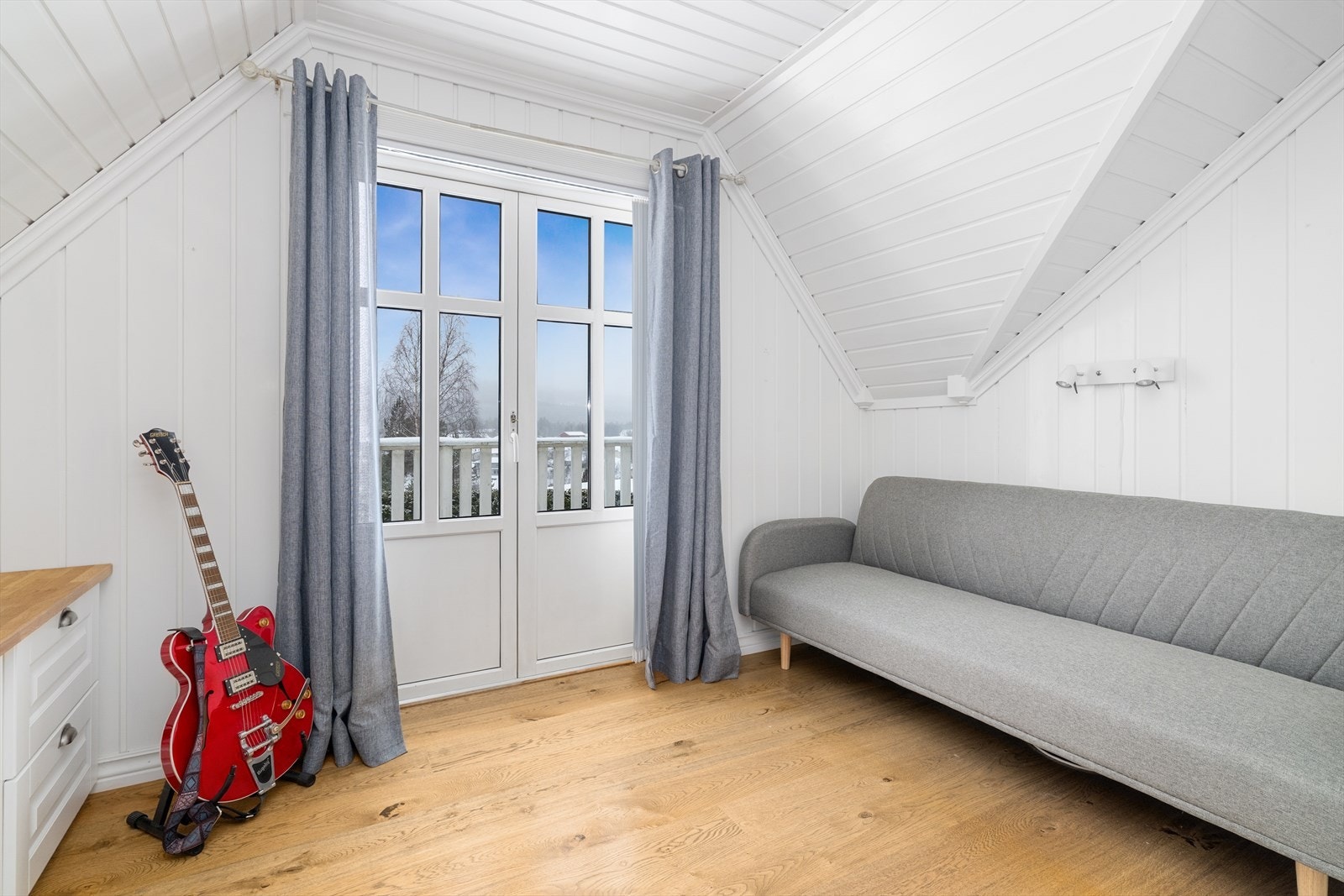 Det siste soverommet er etablert etter byggeår, ved at det er satt opp delevegg i det som tidligere var disponibelt rom/loftstue. Galleribilde