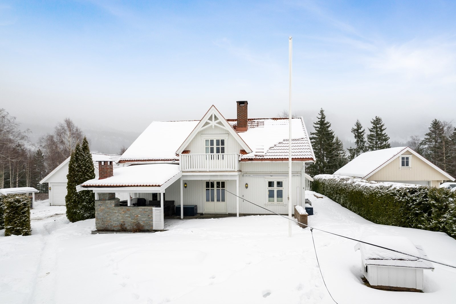 Stor og solrik tomt som er pent opparbeidet med plen, hekk og diverse beplantning. Gruset gårdsplass med frittstående, isolert dobbelgarasje fra 2004. Galleribilde