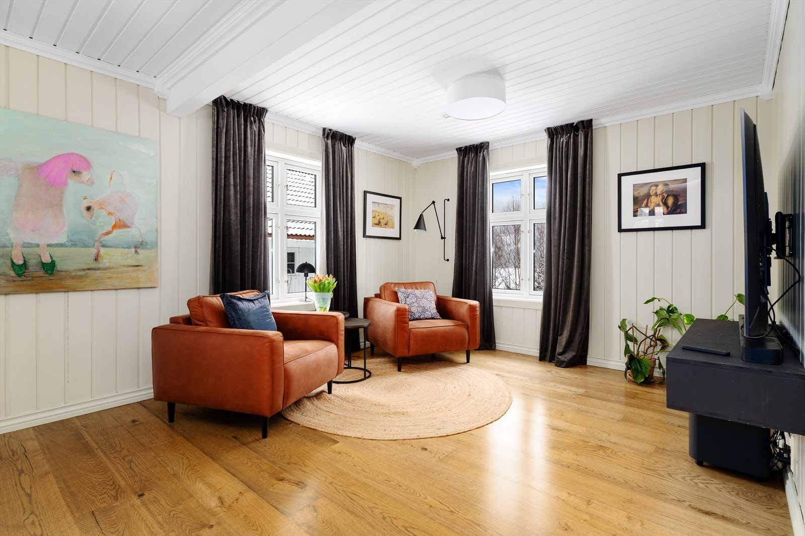 Stor og flott vinkelstue med lyse overflater, gode vindusflater og dobbel terrassedør med utgang til delvis overbygget terrasse mot vest. Galleribilde