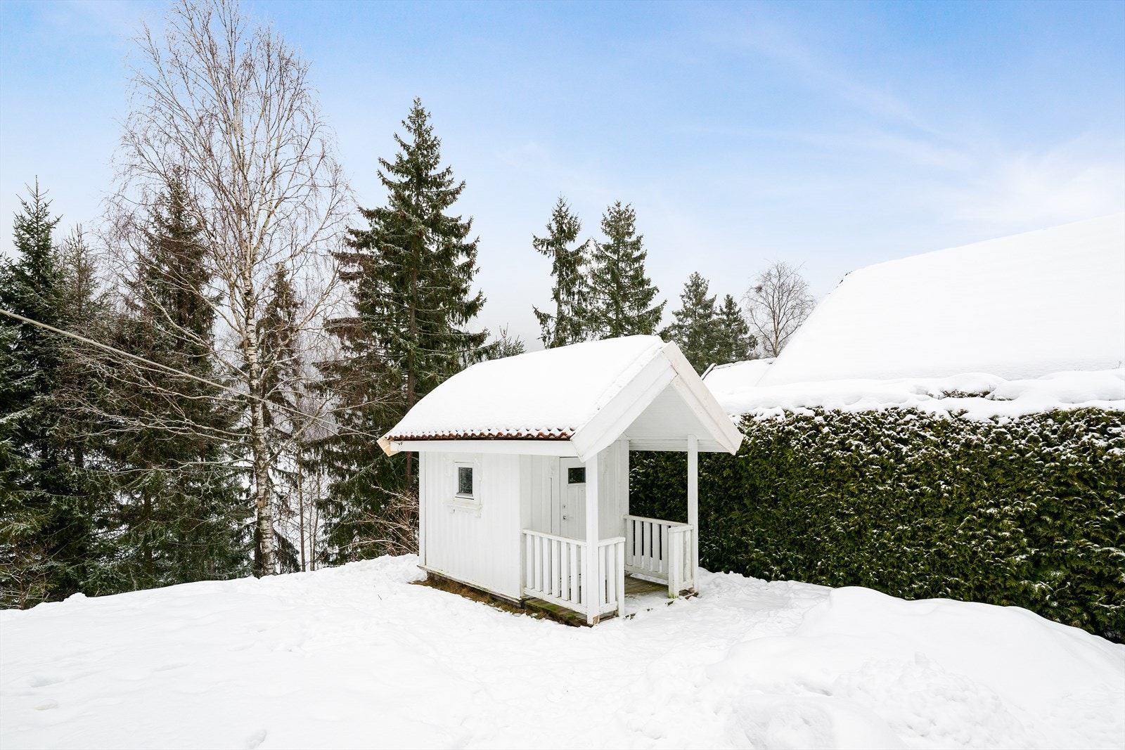 Videre er det i hagen oppført lekestue og hundehus, samt satt opp flaggstang. Galleribilde
