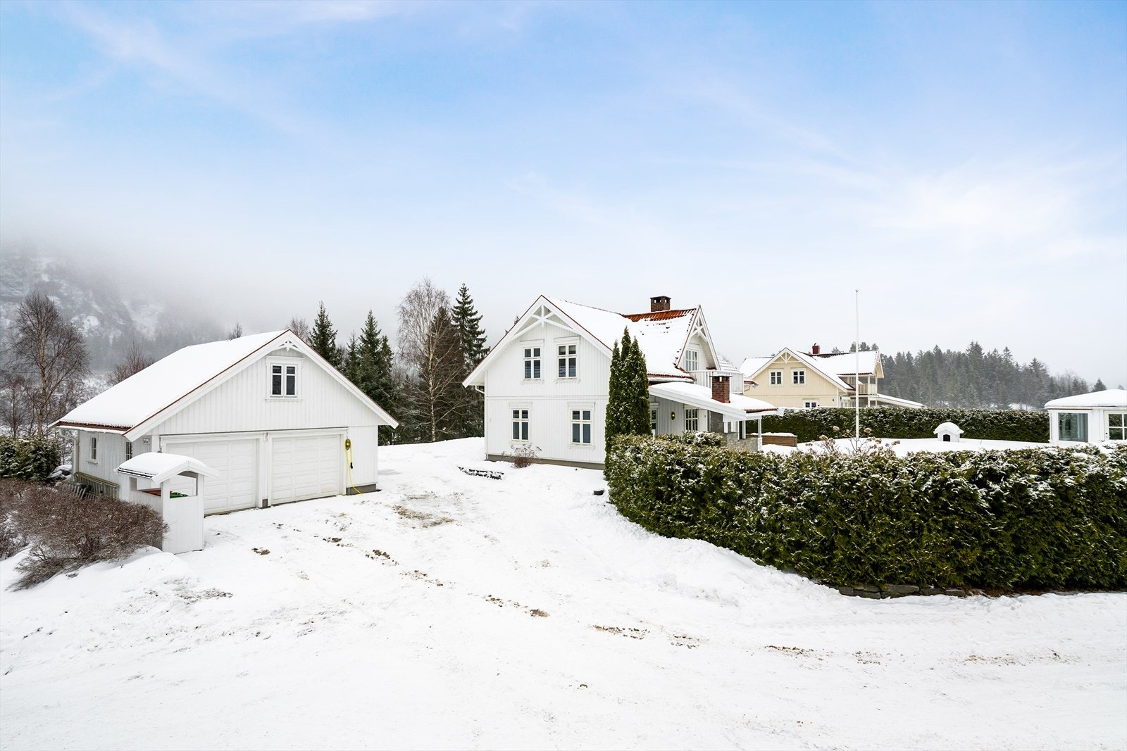 Boligen ligger fint og barnevennlig til på Mølleåsen, sentralt i Siljan, med nærhet til sentrum og Øvrebøtjønn med badeplass. Galleribilde