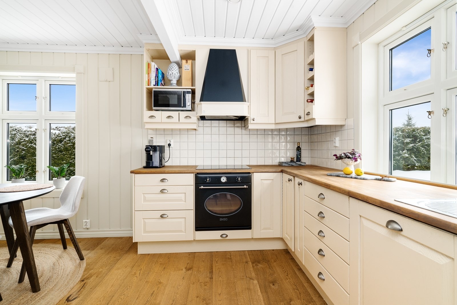 Pen, takhøy kjøkkeninnredning med profilerte fronter og integrerte hvitevarer. Innredningen har godt med oppbevaringsplass i skap- og skuffeseksjoner. Galleribilde