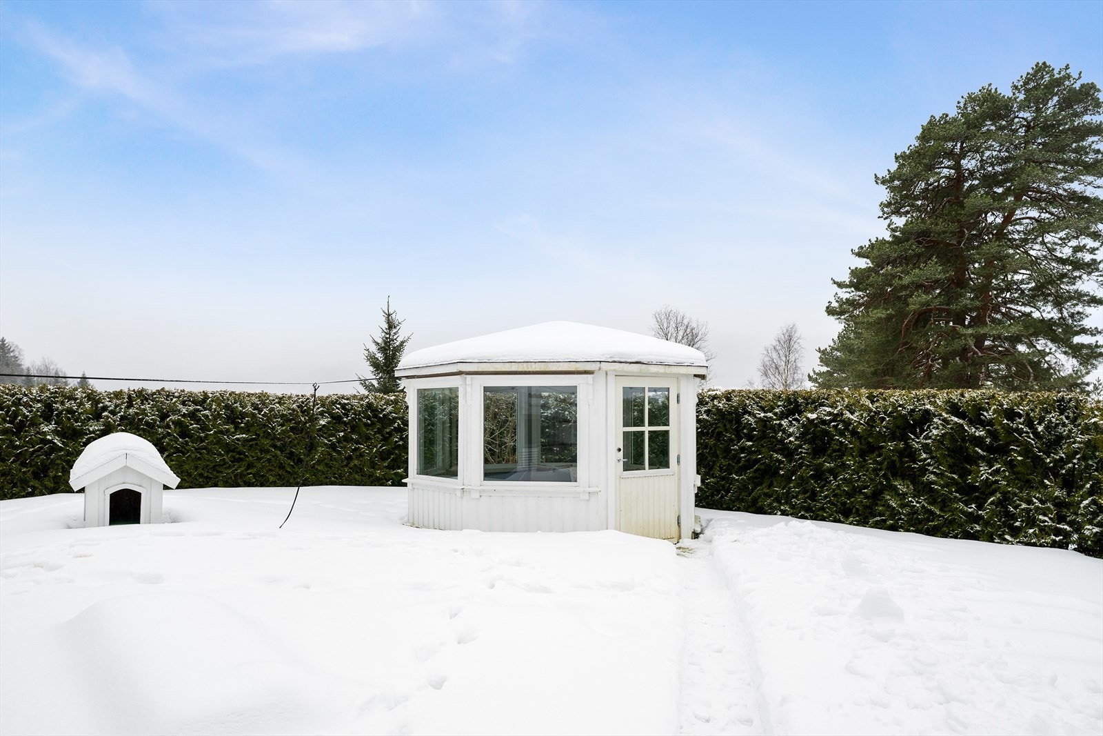 Stor og solrik tomt som er pent opparbeidet med plen, hekk og diverse beplantning. Tomten er for det meste flat, men med noe helning i ytterkant. Galleribilde