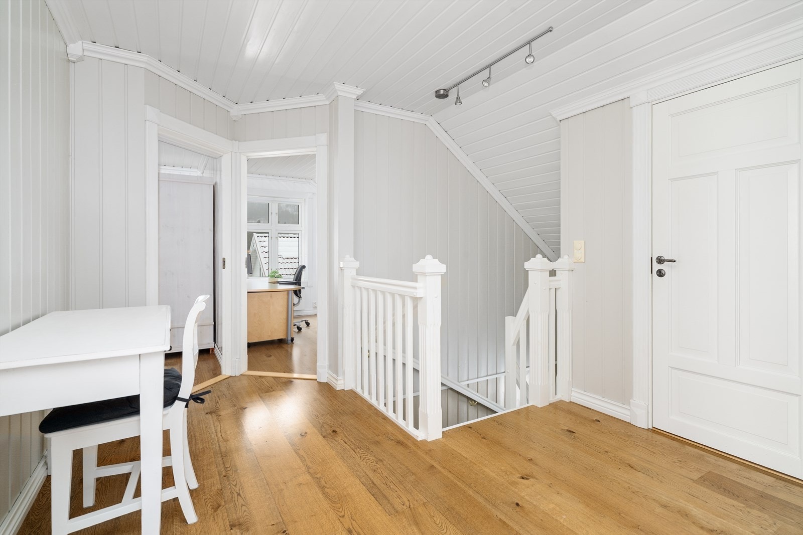 Boligen har malt tretrapp mellom etasjene, med trappetrinnstepper. Disponibelt rom/loftstue er i dag delt inn i gang og et ekstra soverom. Galleribilde