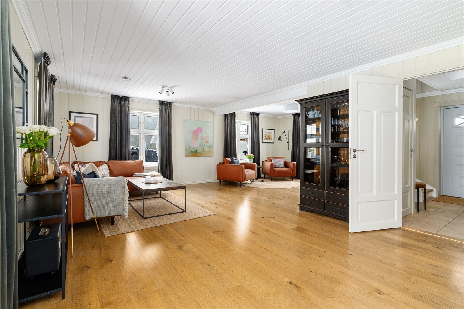 God teknisk standard med varmekabler i hele 1. etasje, balansert ventilasjonsanlegg med varmegjenvinning og sentralstøvsuger med uttak i begge etasjer. Galleribilde