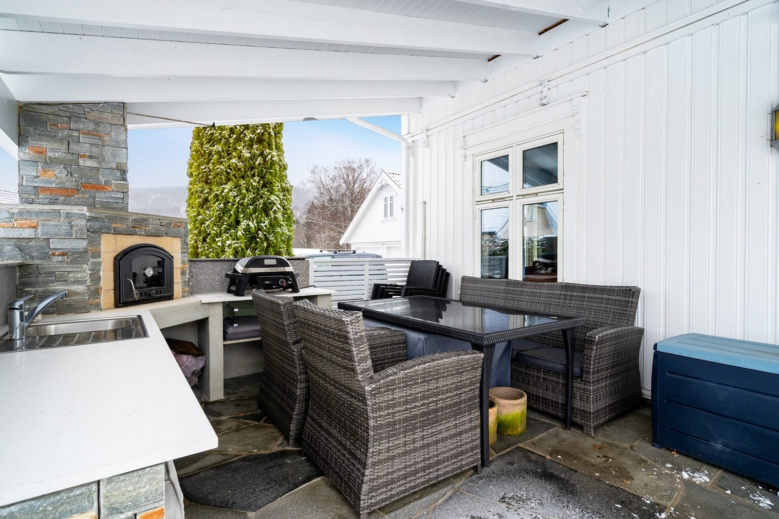 Videre er det bygget tak over deler av terrassen, samt oppført utekjøkken med peis i 2024. Terrassen har god plass til utemøblement og gode solforhold. Galleribilde