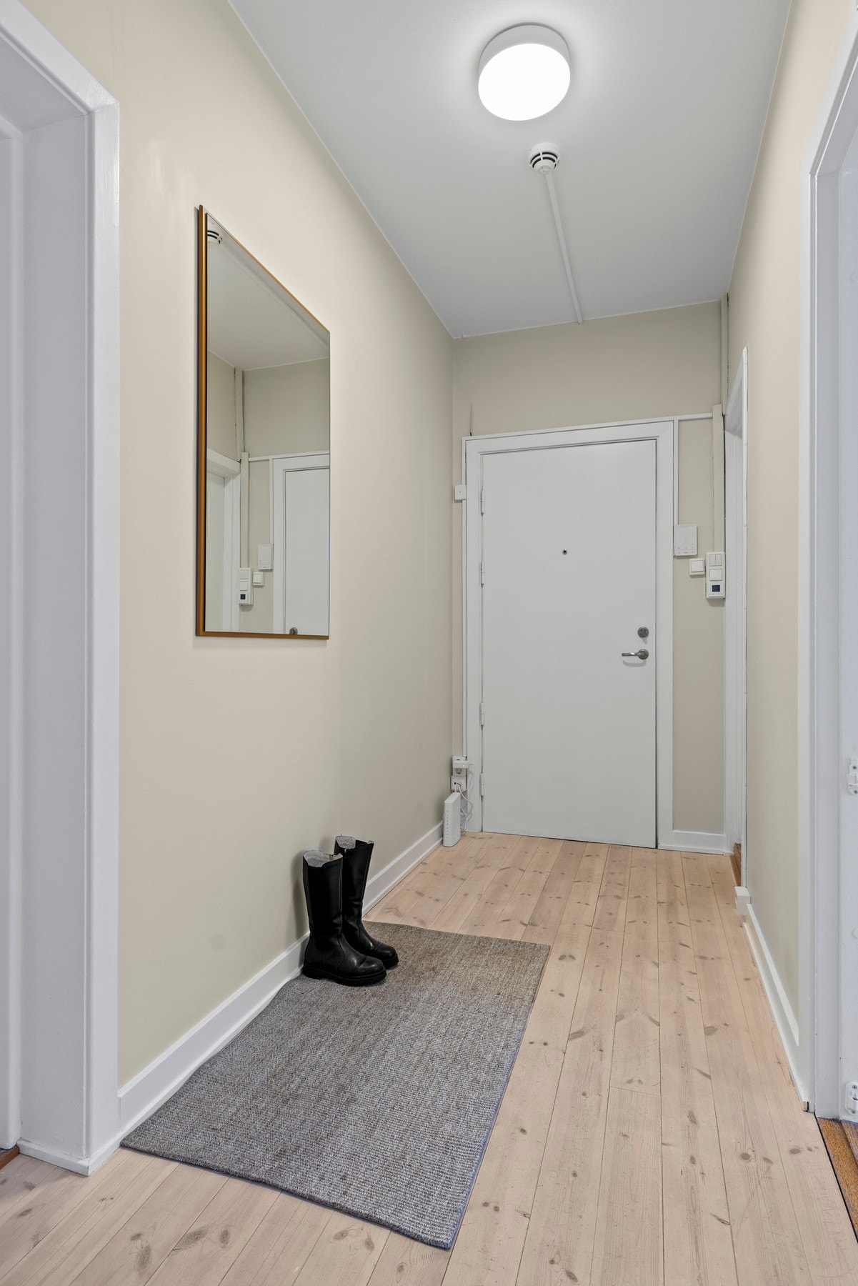 Inngangspartiet har en funksjonell utforming med tilstrekkelig plass til oppbevaring av yttertøy og sko Galleribilde