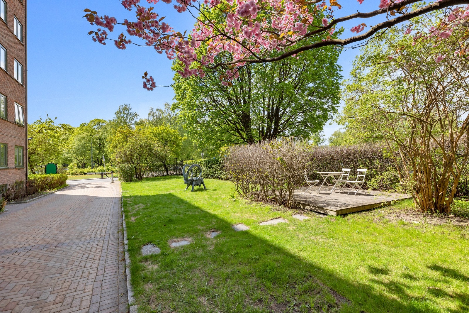 Her er det laget sosiale uteområder med flere sittegrupper og grill Galleribilde