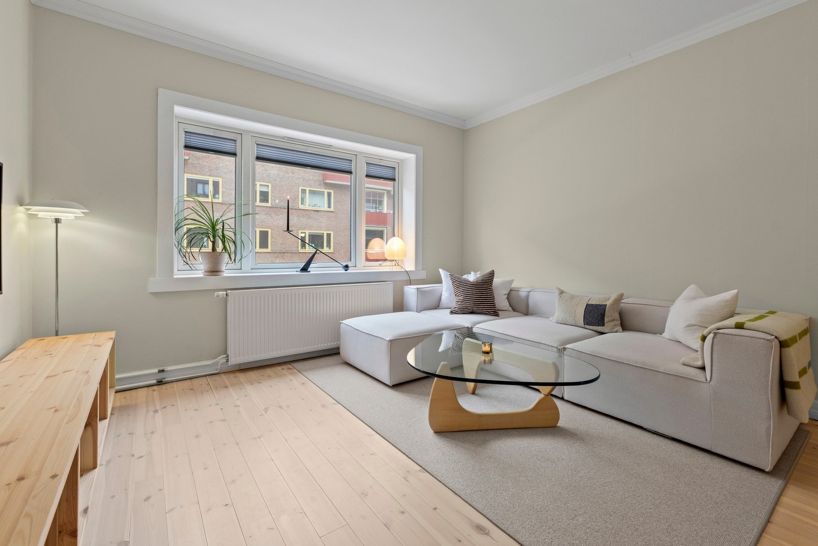 Stuen har en meget god takhøyde på 2,69 meter, noe som gir en god følelse av plass og luft Galleribilde