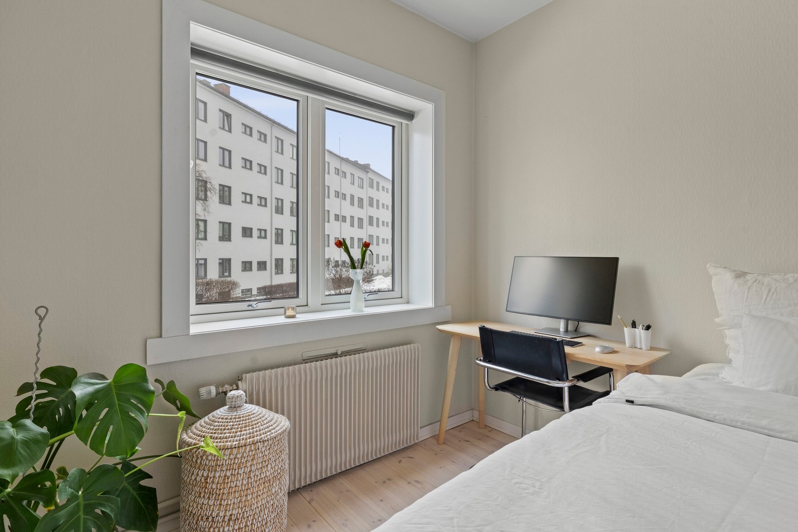 Rommets størrelse gir fleksibilitet til å innrede med både dobbeltseng, kontorplass og oppbevaringsmøbler Galleribilde