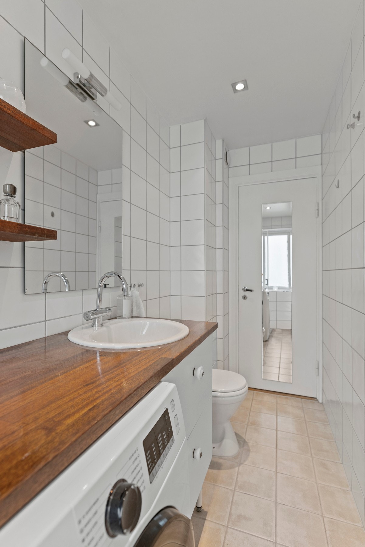 Innredningen består av hyller, speil og skap med glatte fronter som gir god mulighet for oppbevaring Galleribilde