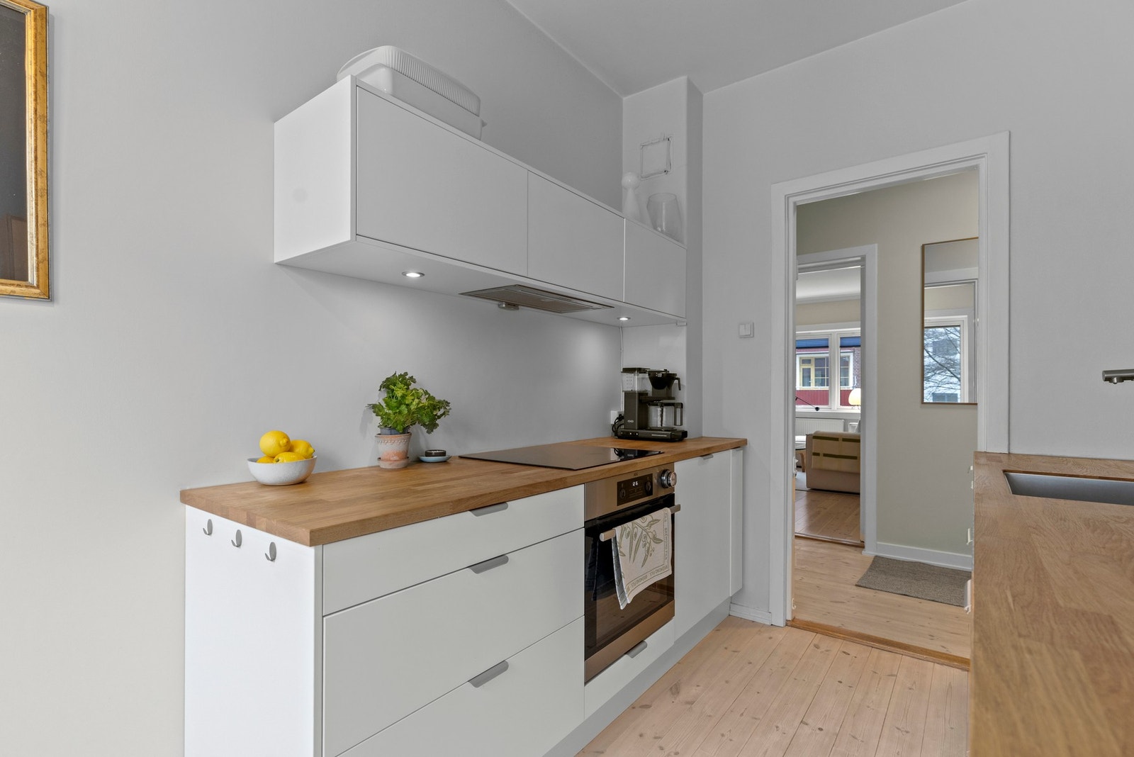 Layouten er godt tilrettelagt for enkel matlaging og oppbevaring Galleribilde