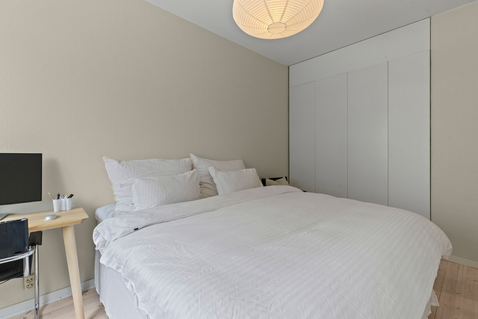 På den ene veggen er det integrert garderobeskap som gir rikelig med oppbevaringsplass Galleribilde