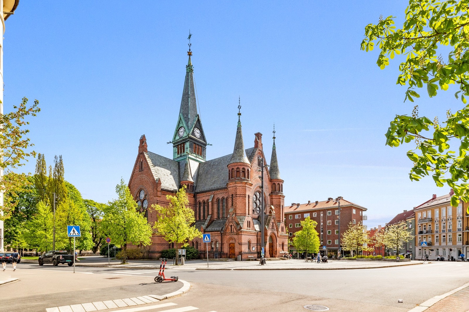 Midt i Sagene bydel står stolte Sagene kirke - med åpne dører Galleribilde