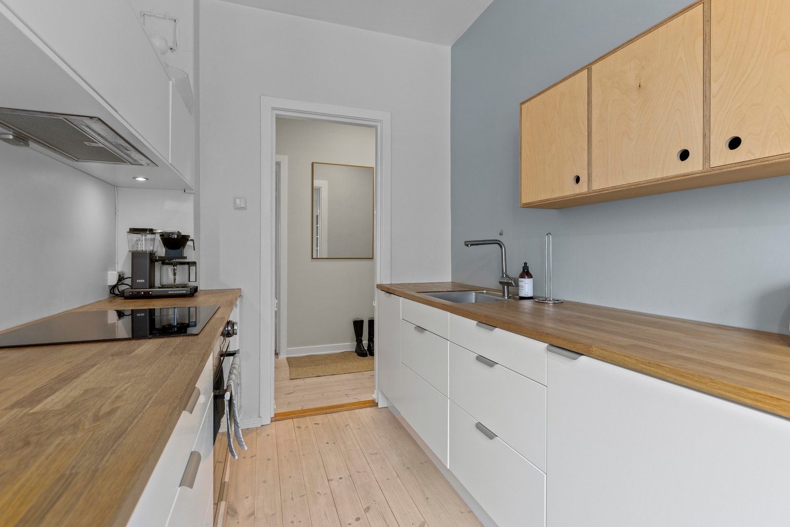 Oppbevaringsløsningene består av skap og hyller som utnytter plassen godt Galleribilde