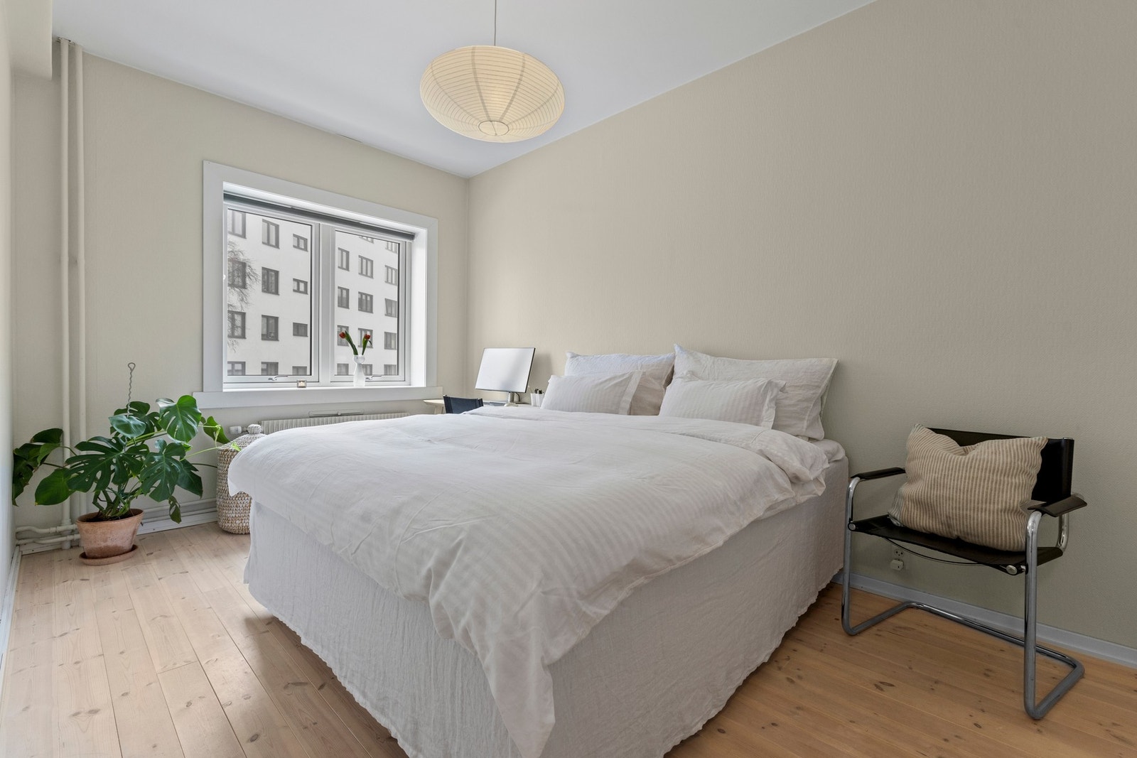 Soverommet har en romhøyde på 2,72 meter, noe som gir en meget god romfølelse Galleribilde