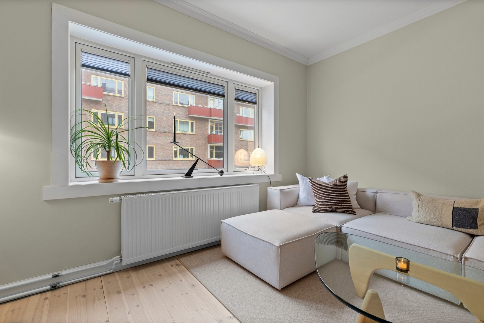 Det er godt med naturlig lys takket være de sydøstvendte vinduene, som også bidrar til en luftig atmosfære Galleribilde