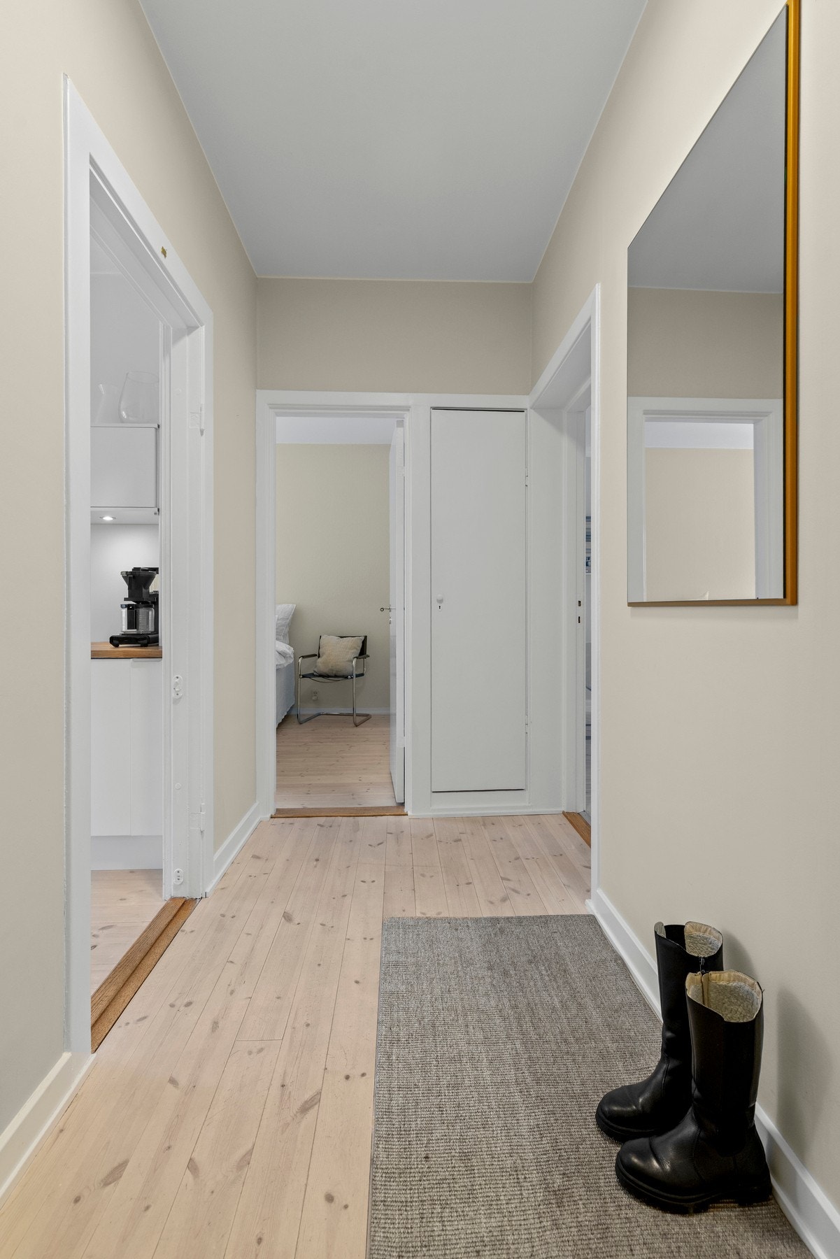 I entreen er det et lite innebygd skap til oppbevaring Galleribilde