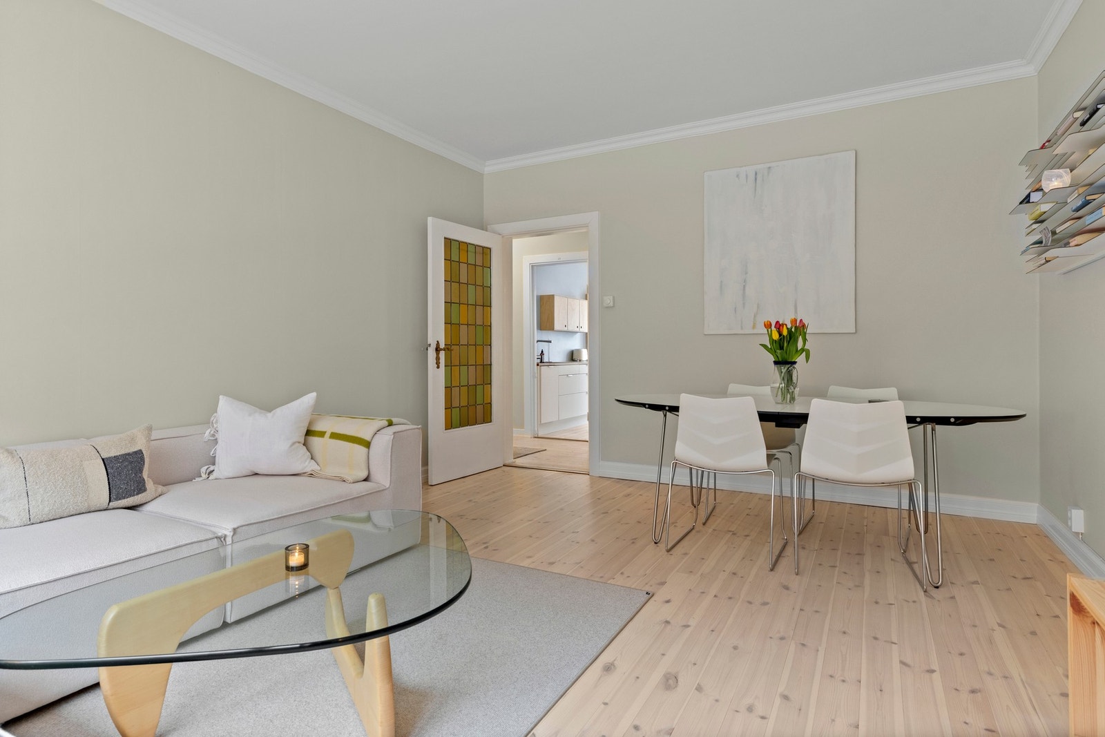 Rommet er lett å møblere og gir deg fleksibilitet til å skape ulike soner for både avslapning og sosialt samvær Galleribilde