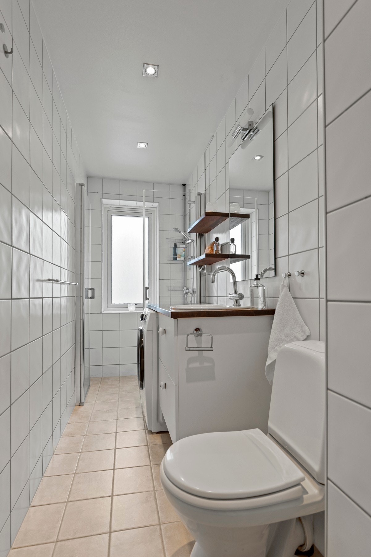 Badet er fra 2006 og har fliser på gulv og vegger, gulvvarme, samt slette overflater i himlingen Galleribilde