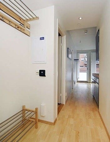 Entre- Her er det nå satt inn skyvedørsgarderobe Galleribilde