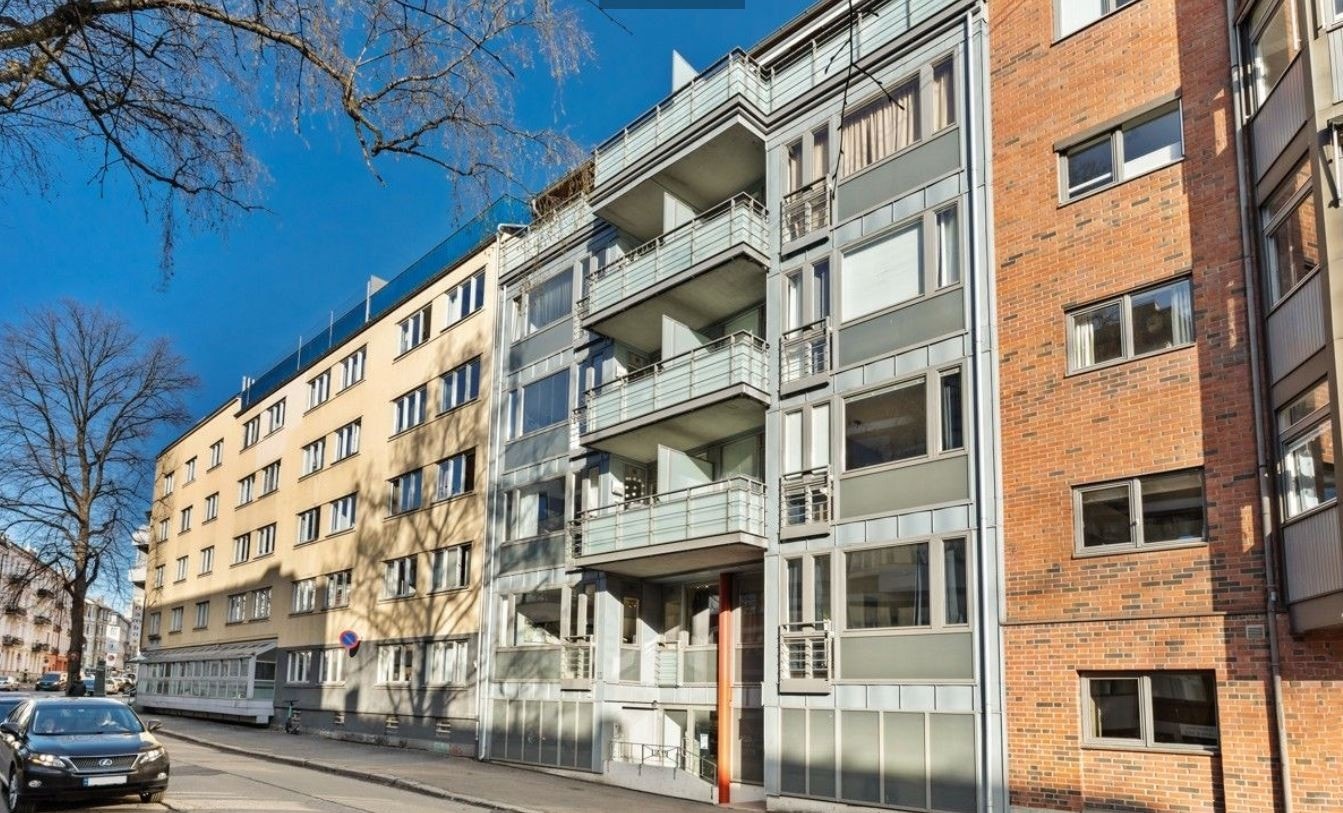 Fasade. Leiligheten vender ikke ut mot gate men inn mot atrium Galleribilde