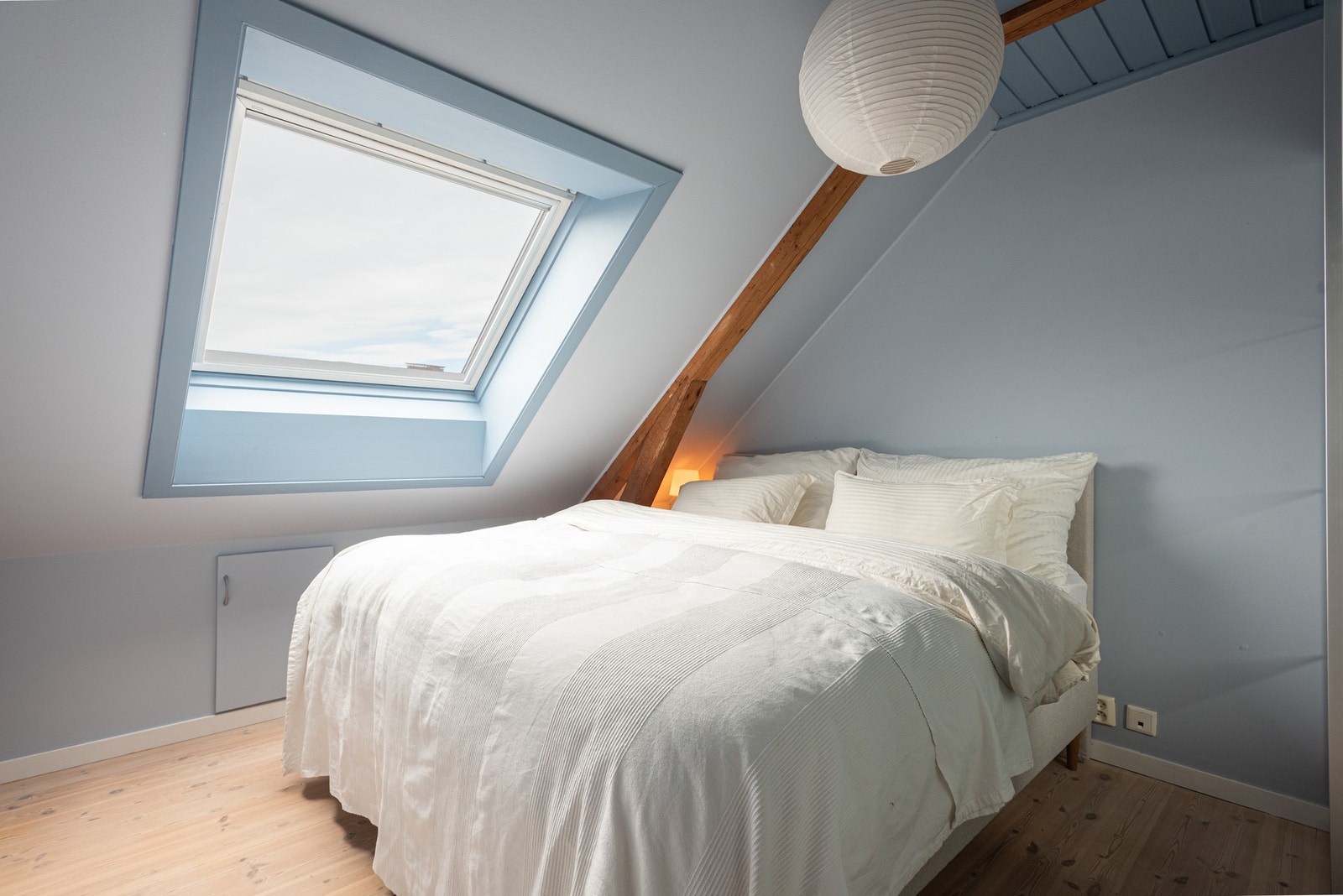 Hovedsoverommet er malt i en lun, behagelig farge. Galleribilde