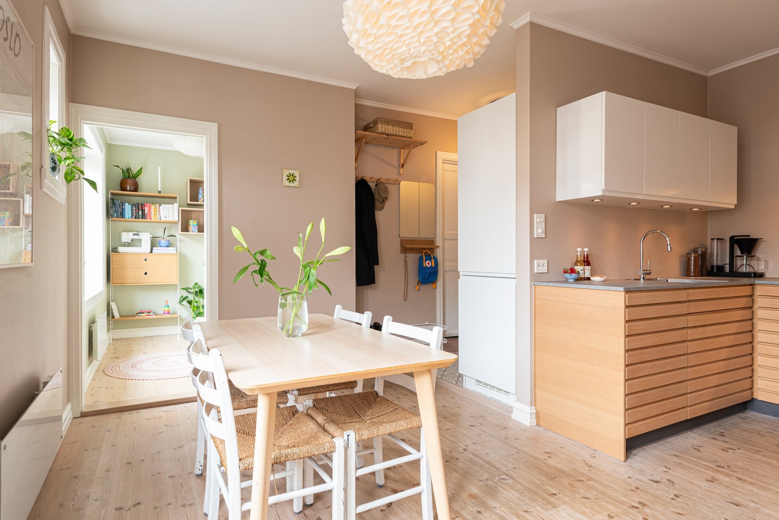 Med god plass til spisebord kan du invitere både familie og venner til middagsbesøk. Galleribilde