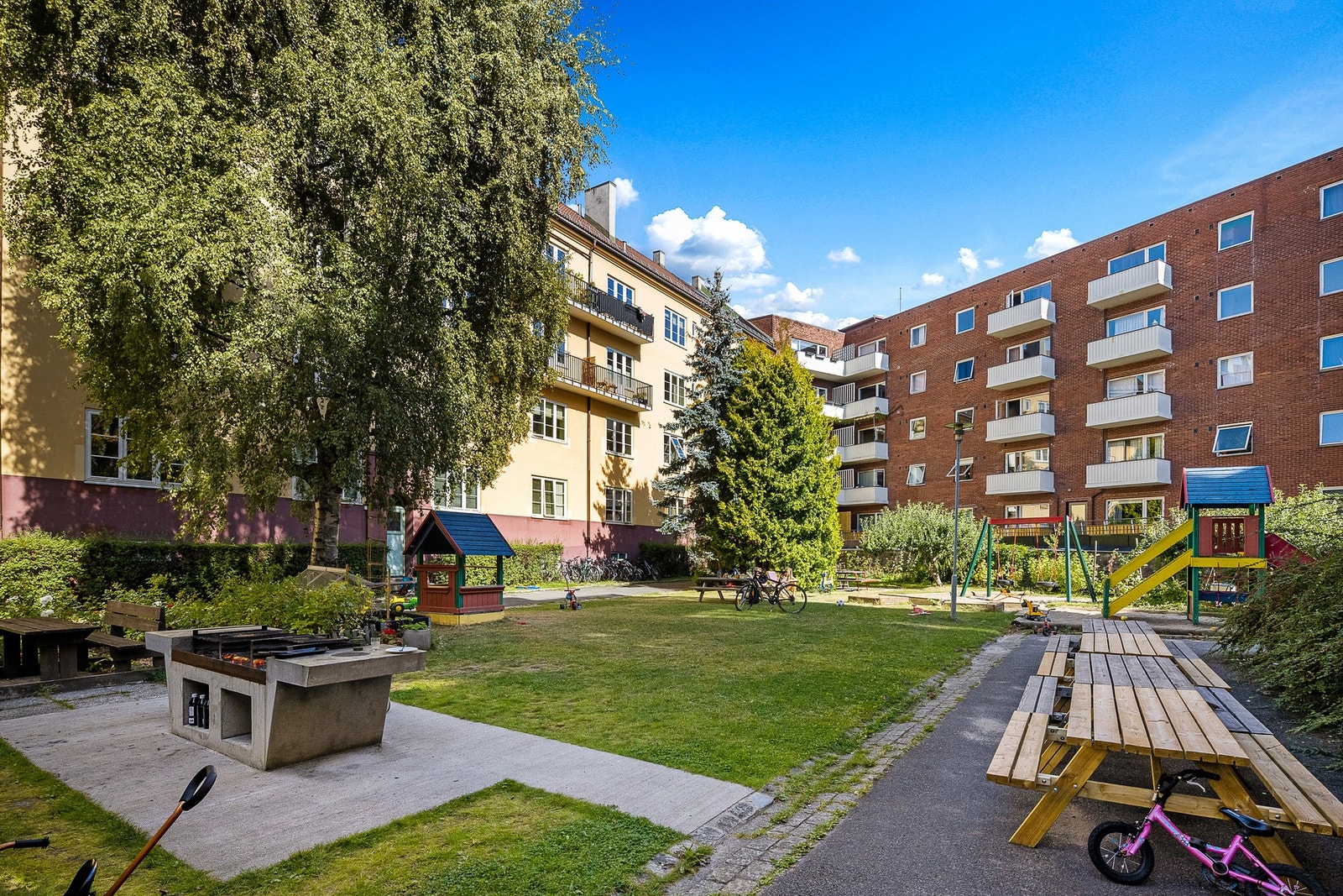 Bakgården er mye brukt om sommeren og er til stor glede for både store og små. Galleribilde