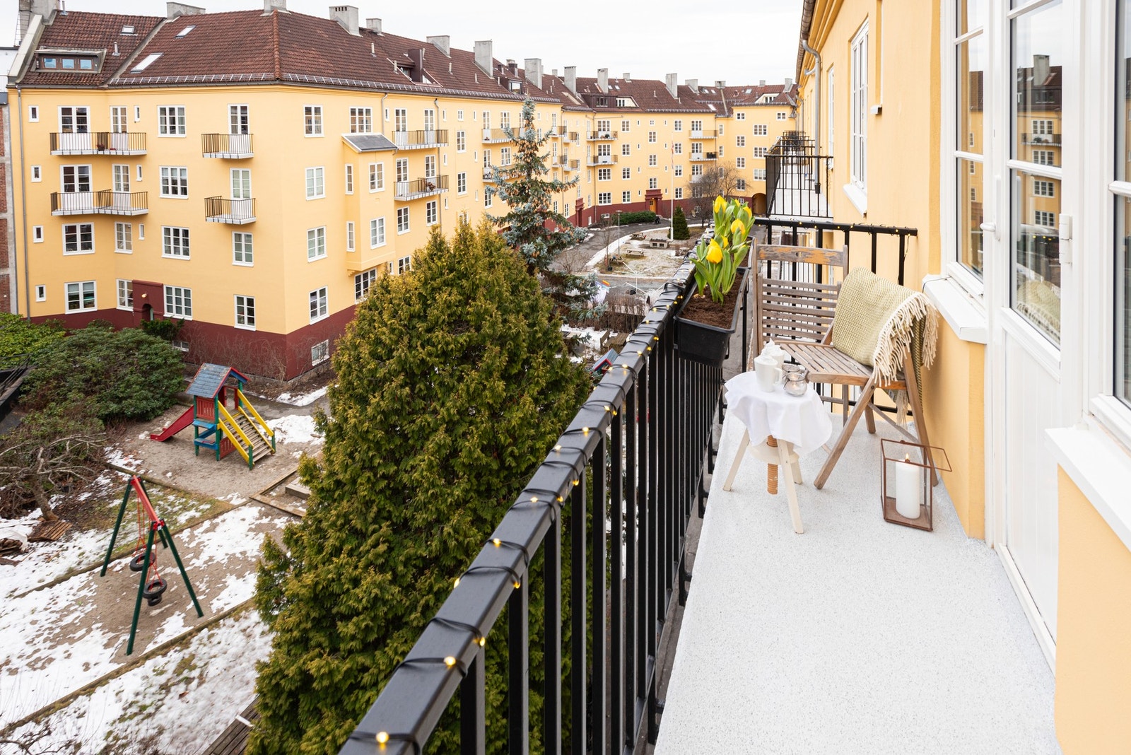 Det er to uteplasser, en balkong ved spisestuen samt en stor takterrasse. Galleribilde