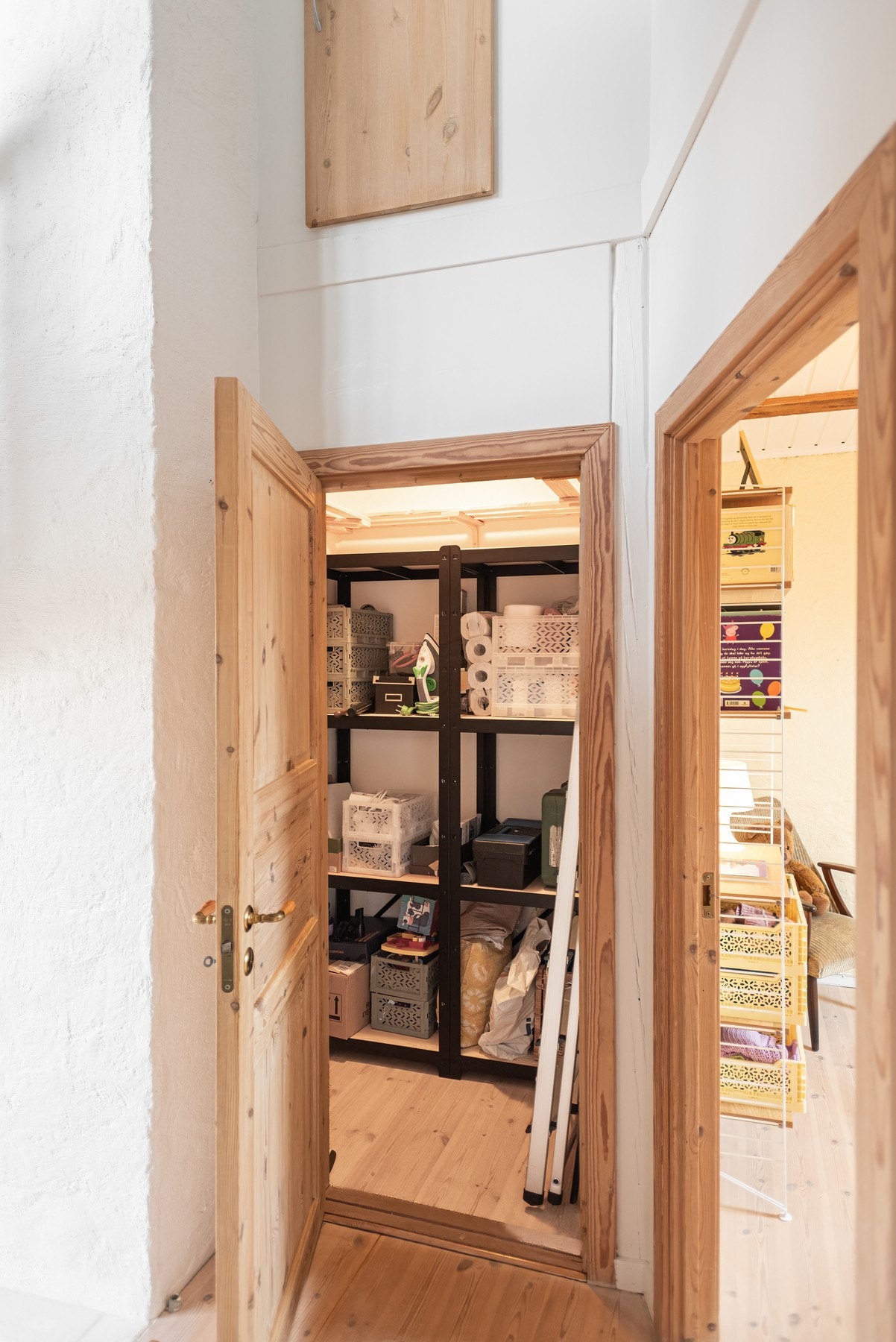 Boligen har rikelig med lagringsplass da den disponerer hele 4 boder. Galleribilde